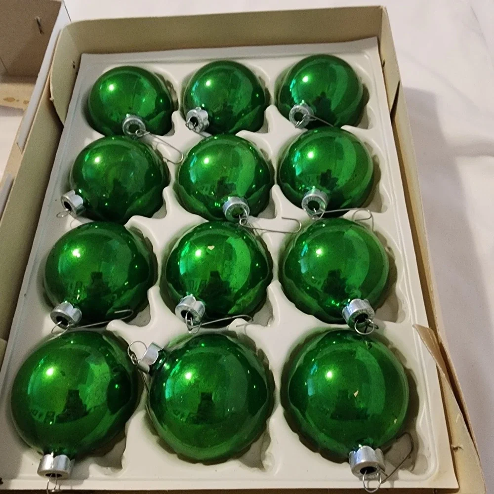 Christmas Tree Ornaments, glass balls, vintage, 12 in box, Santa Land‎ 1972